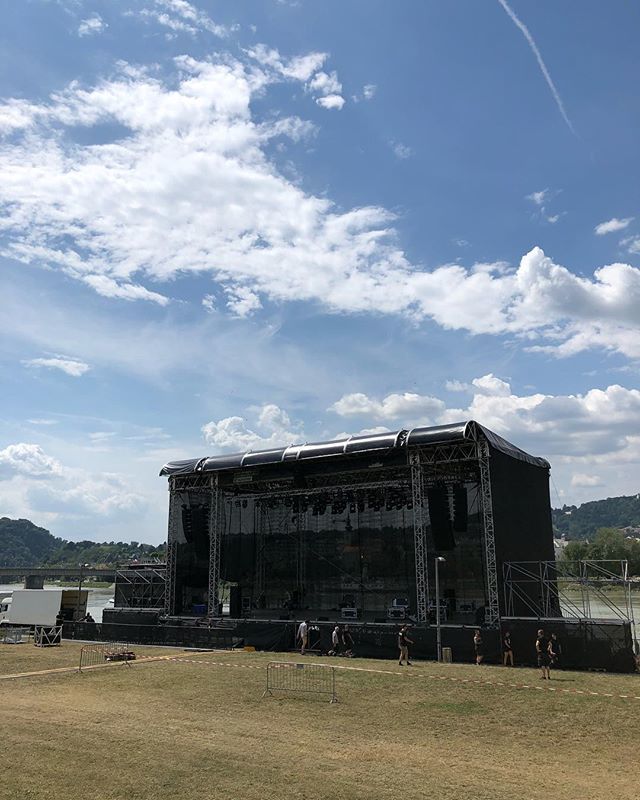 via instagram.com/p/BlBIFoXgAbp/: Zwei Mal noch schlafen, dann steigt auf dieser Bühne das Ahoi! The Full Hit Of Summer Festival! Auf welche Band freut ihr euch besonders?
#posthof #posthoflinz #liva #afhos18 #afhos
#ahoifullhitofsummer #tickets #live #festival #festivalseason #l…