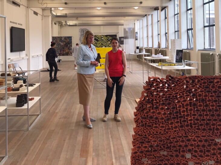 📸 Meer dan 200 internationale studenten Beeldende Kunst en Vormgeving van de #KABK presenteren t/m donderdag hun eindexamenwerk. Burgemeester Pauline Krikke ging vandaag langs ⤵️ @KABKnews #KABKGraduation18