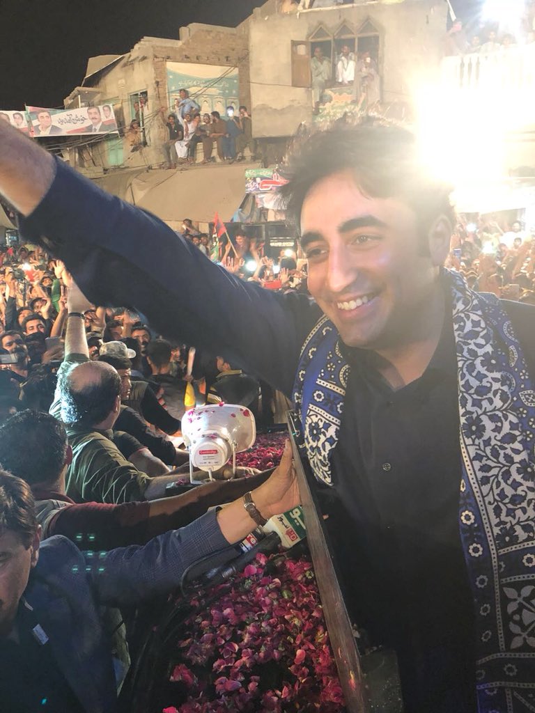 BBhuttoZardari's tweet photo. تمام رکاوٹوں اور دشواریوں کے باوجود کاروانِ جمہوریت کے شجاع آباد پہنچنے پر عوام کی جانب سے کیے جانے والے پر جوش استقبال پر انکا شکریہ ادا کرتا ہوں۔ 
#MultanMeinTeerChalayGa https://t.co/o1kxLI6PpI
