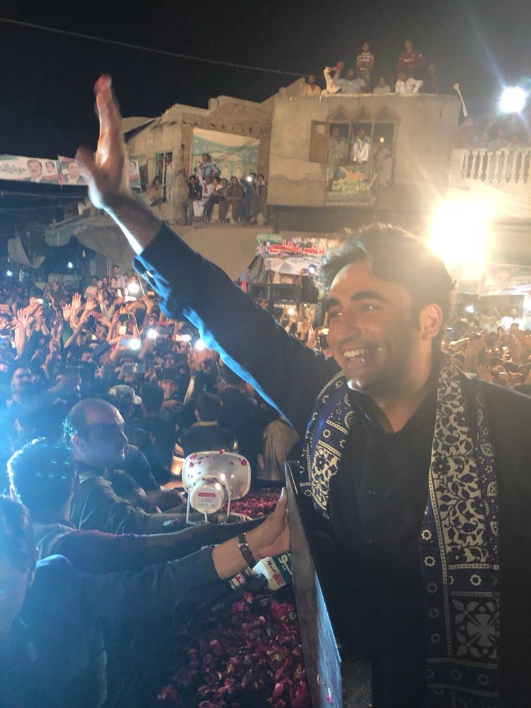BBhuttoZardari's tweet photo. تمام رکاوٹوں اور دشواریوں کے باوجود کاروانِ جمہوریت کے شجاع آباد پہنچنے پر عوام کی جانب سے کیے جانے والے پر جوش استقبال پر انکا شکریہ ادا کرتا ہوں۔ 
#MultanMeinTeerChalayGa https://t.co/o1kxLI6PpI
