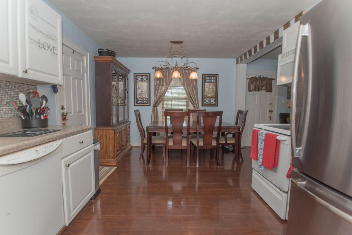 Compass_KeyRG's tweet photo. ✨🎉NEW LISTING🎉✨
420 Courtney Ave, Roanoke, VA 24012
1,410 sq ft 📐
3 Bedroom 🛏️🛏️🛏️
2 Bath 🛀 🛀
2 Car Garage 🚙🚙
Call Nicole Belcher at Compass &amp; Key Realty Group TODAY to schedule a showing! 🗝️ (540)353-2811 📲 https://t.co/o0LzlQj17b