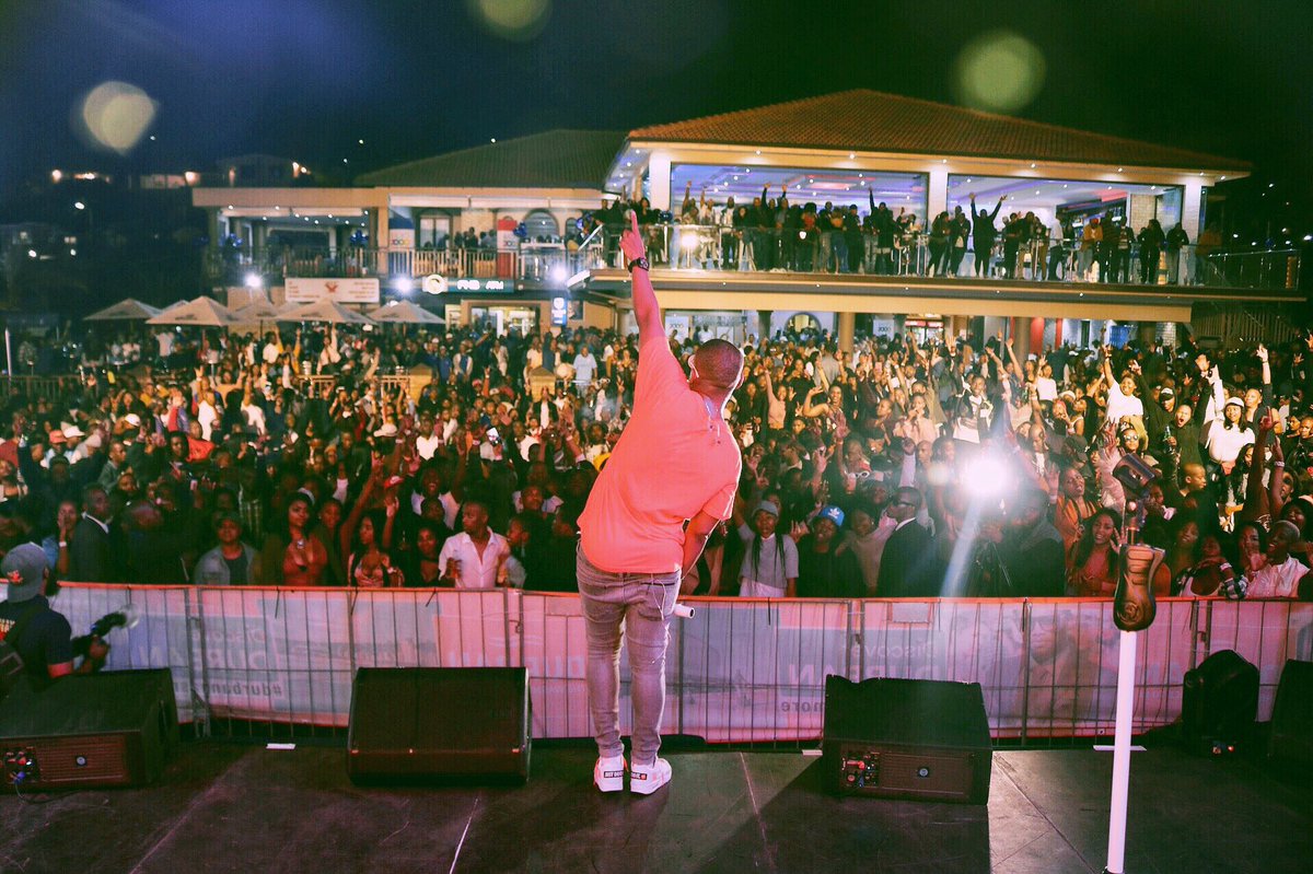 MrCashtime's tweet photo. Max’s Lifestyle eMlazi last night 🙌🏾 https://t.co/F3JTJSBP3a