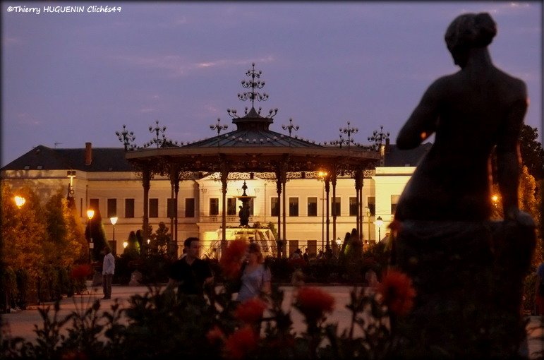 Cliches49's tweet photo. La douceur des soirées est une invitation à des ballades nocturnes! 
Ce soir je vous invite à découvrir le #JardinDuMail de la Ville d'Angers en version #AngersByNight !
#Angers #DouceurAngevine https://t.co/zS8p4uxyGz