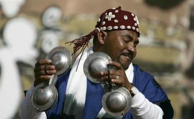 WerkstattderKulturen on Twitter: "#Gnawa knowledge! The #krakebs are a central instrument to Gnawa #music, similar to large iron castanets in that they are handheld cymbal-type instruments which are handmade from iron or