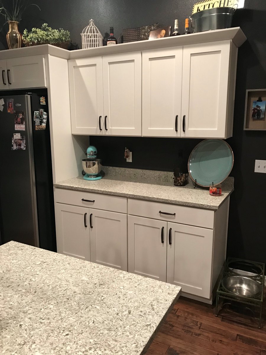 MeeksLumber's tweet photo. Need help with a kitchen remodel? Check out this recent renovation with flooring, cabinets, and countertops all from @MeeksLumber. Stop by one of the Meek's Design Centers today and get started on your dream kitchen. #Meeks #Lumber #Kitchens #Flooring #Countertops https://t.co/DIEl2SX3su