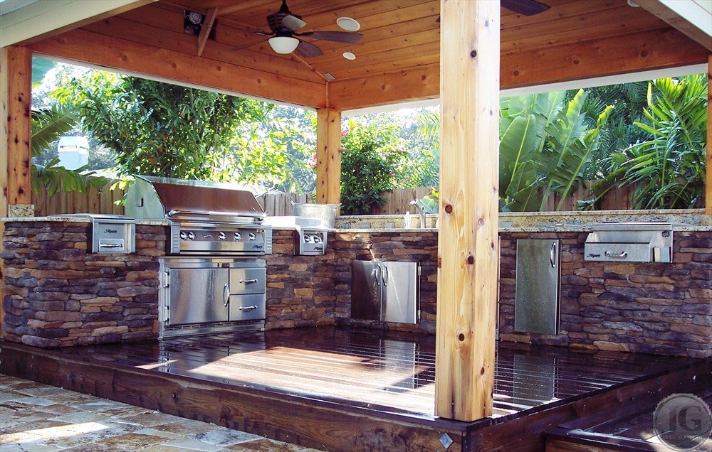 Does your outdoor kitchen look as great as this?👀 #bbq #foodie #grill #bbqseason #thegrillgods #meatlover #outdoorkitchen #barbecue #steak #outdoorcooking