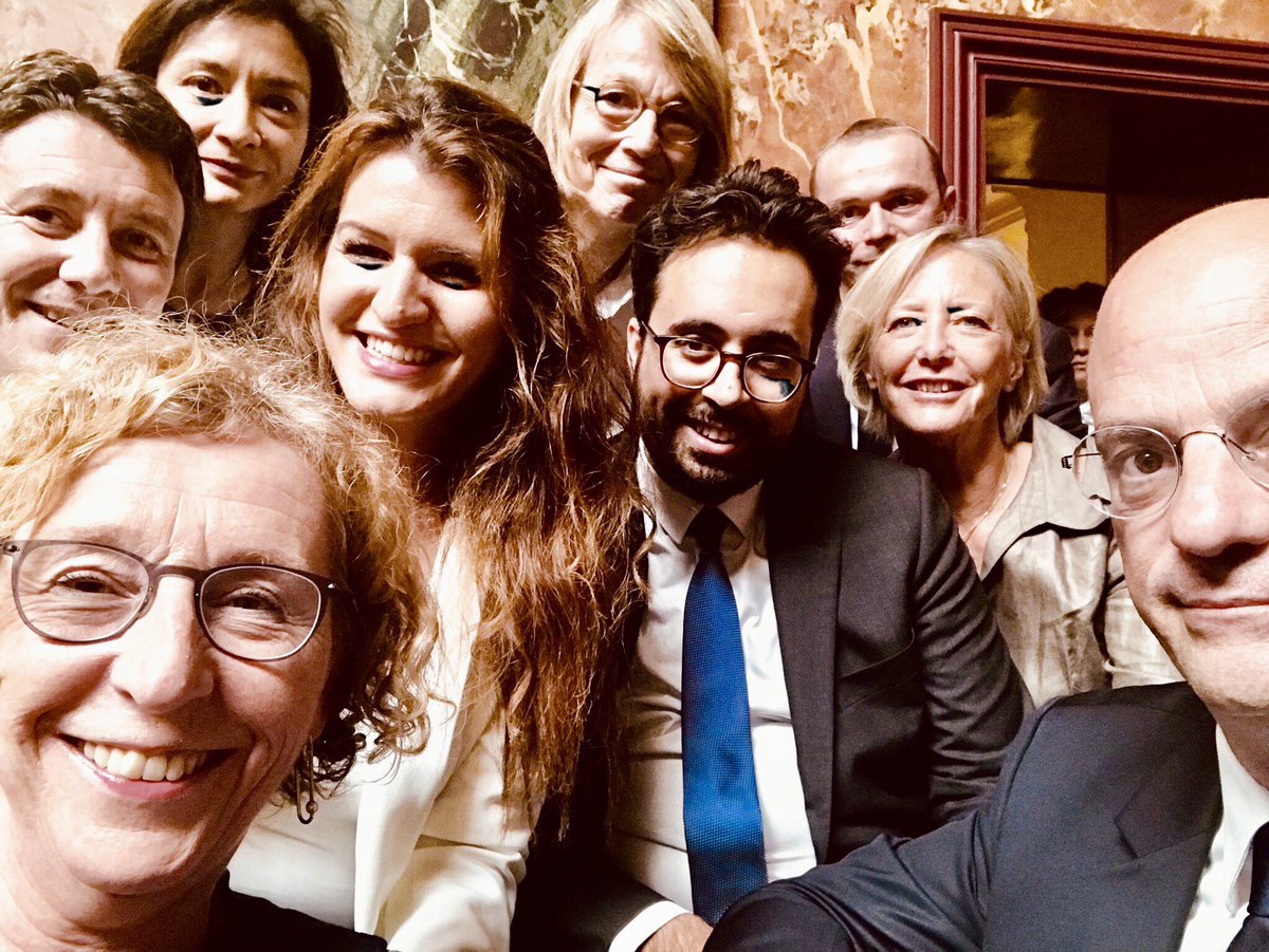 EnModeMacaron's tweet photo. ❗️MDR❗️

👉RT si vous n’êtes pas fiers de notre classe politique En Marche qui se comporte comme des collégiens en visite d’éducation civique et morale au Congrès de Versailles...

Et une mention spéciale à l’élève Muriel Pénicaud qui adore vraiment se mettre en avant... https://t.co/fDAQEvrmfV