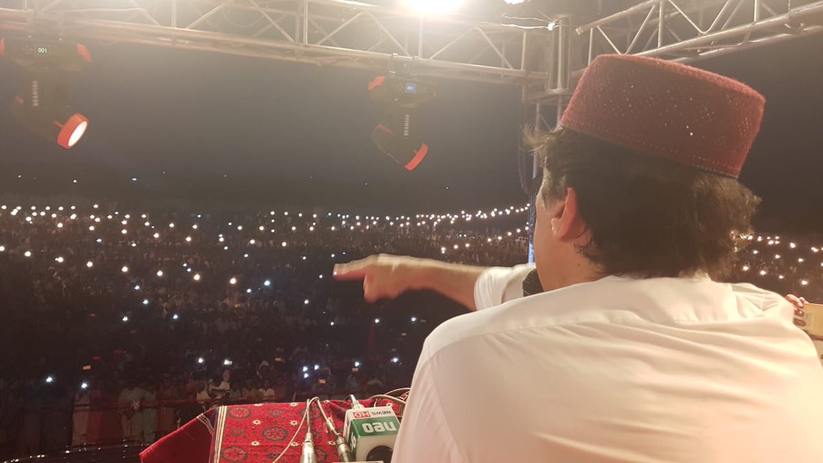 ImranKhanPTI's tweet photo. شہداد کوٹ، سندھ میں آج سرِ شام منعقدہ جلسے میں لوگ بڑی تعداد میں امڈ آئے۔سکھر سے شہداد کوٹ تک دوران سفر نگاہوں سے گزرنے والی غربت نہایت پریشان کن ہے۔ اندرونِ سندھ پائی جانے والی غربت میں نے اپنی زندگی میں کبھی نہیں دیکھی۔ زرداری نے سندھ میں واقعتاً نہایت بے دردی سے لوٹ مار کی ہے۔ https://t.co/LOS08yjsYO
