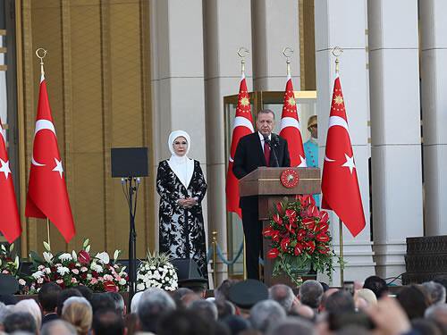 Cumhurbaşkanlığı hükümet sistemi, aziz milletimizin tercihleriyle bugün itibarıyla tarihi bir törenle hayata geçti. Vatanımıza, milletimize ve tüm dünya mazlumlarına hayırlı olsun. Rabbim, bu güzel ülkenin yücelmesi yolunda bizlere birlik olmayı nasip etsin.