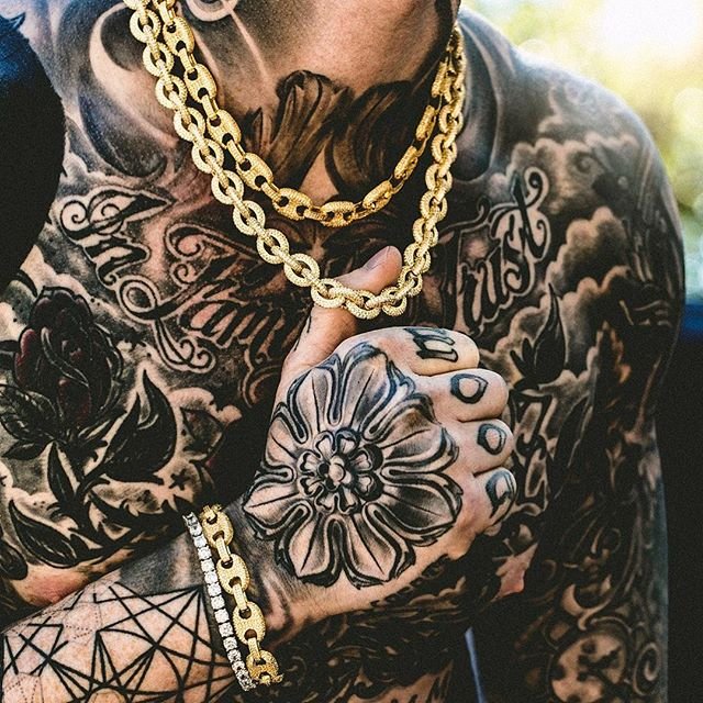 Prestige__GOLD's tweet photo. 😍Colored Gucci necklace available NOW 🔥🔥 and ready for delivery ! 💯
——
1. Follow @prestigeegold
2. Like this post
3. Tag one lucky friend
——
#allgoldeverything #gold #chains #goldchains #ruby #designer #luxury #swag #cubanlinks 
#jesuspiece #angelpiece #richgang #bling https://t.co/9HEWCb1CyS