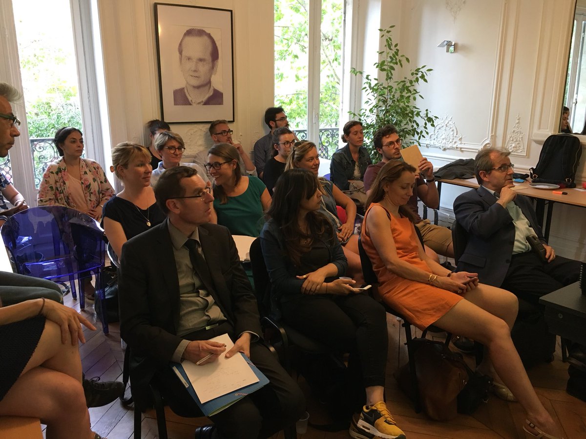 LaLoiDesOurs's tweet image. Salle comble au 137 bd de Magenta chez @OpenLaw_fr pour l’Atelier #ThinkLeD #legaldesign spécial @ERAGE_