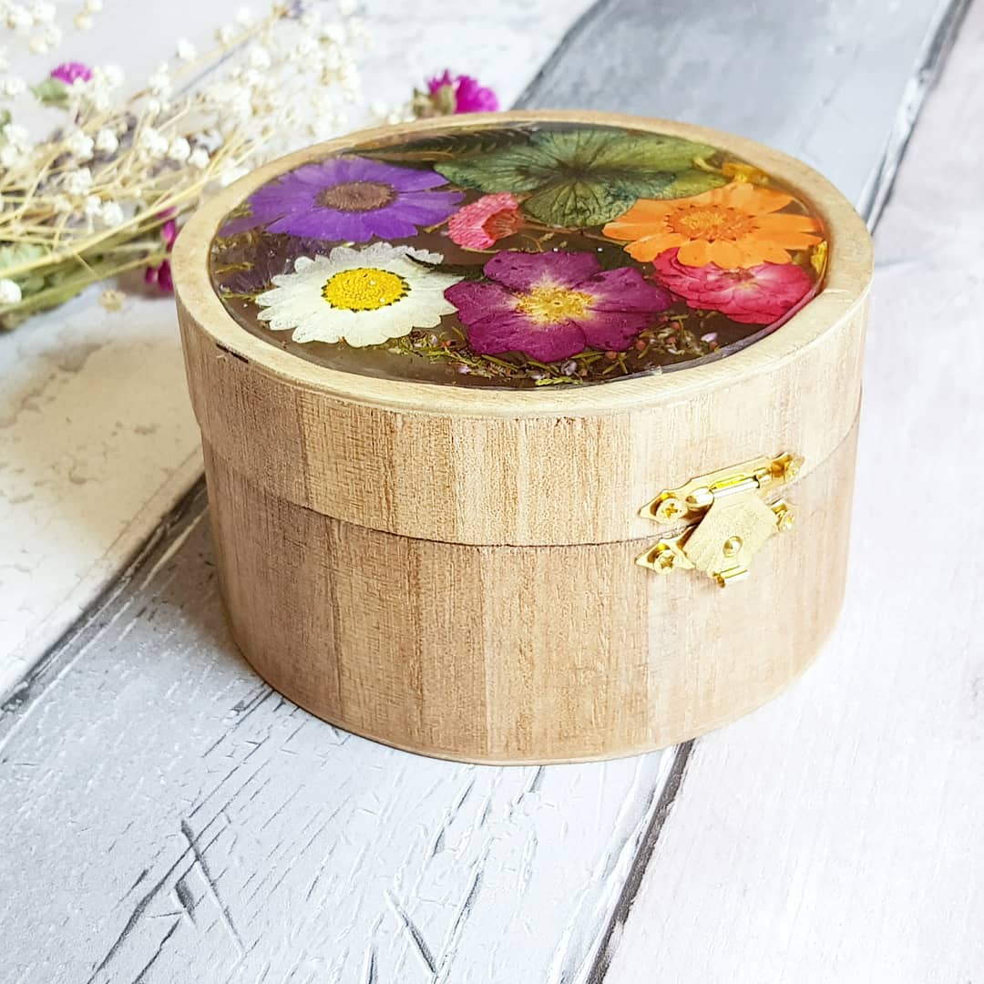 New! Flower trinket boxes, available soon as custom designs for wedding flower keepsakes! 

#womaninbiz #wedding #ukwedding #weddingflowers #trinketbox #handmadeuk #cavetsy #etsyuk #craftbuzz #craftshout #style #HomeDecor #rusticweddings #earlybiz #maiaandthewildflower #resin