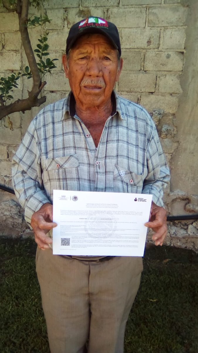 Jacquiecix's tweet photo. Les presumo un orgullo familiar.
Mi abuelo de 85 años, que en noviembre del 2017 concluyó su primaria y en julio 2018 su secundaria, me siento tan feliz por él, demostró que no hay edad para cumplir metas!👏🏼👏🏼   #FelizLunes https://t.co/uTCN5qbZmY