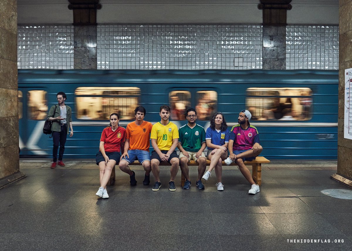 LolitaDixxon's tweet photo. No sé si lo habéis visto: en Rusia está prohibido mostrar la bandera LGTB en público, así que estos 6 activistas recurrieron a la creatividad para convertirse en la bandera y caminar por todo Moscú. https://t.co/9NigiUf4Cs