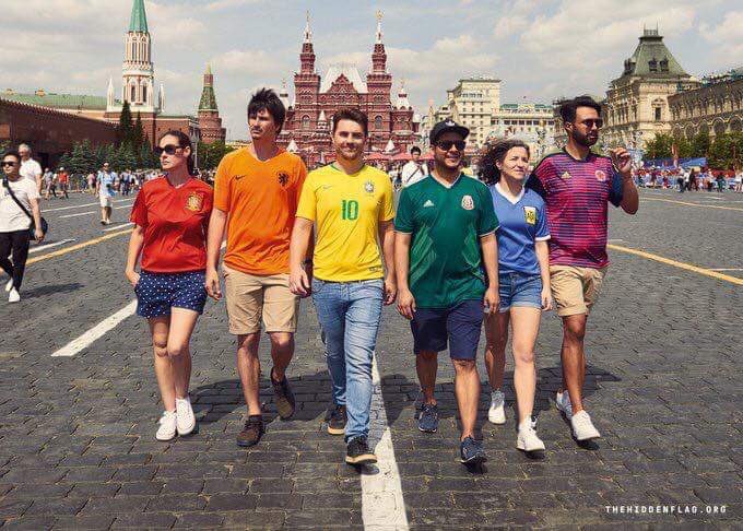 LolitaDixxon's tweet photo. No sé si lo habéis visto: en Rusia está prohibido mostrar la bandera LGTB en público, así que estos 6 activistas recurrieron a la creatividad para convertirse en la bandera y caminar por todo Moscú. https://t.co/9NigiUf4Cs