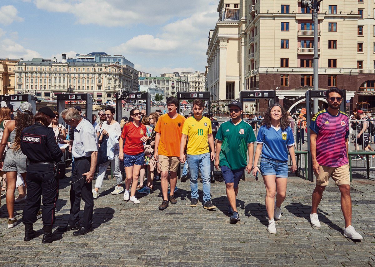 LolitaDixxon's tweet photo. No sé si lo habéis visto: en Rusia está prohibido mostrar la bandera LGTB en público, así que estos 6 activistas recurrieron a la creatividad para convertirse en la bandera y caminar por todo Moscú. https://t.co/9NigiUf4Cs