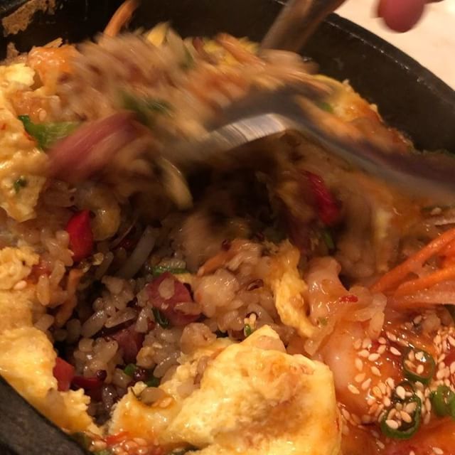 andrewzimmern's tweet image. Sizzling rice bowl with egg, shrimp and squid. @diegooka stunner at @lamarmiami bit.ly/2MXISb9