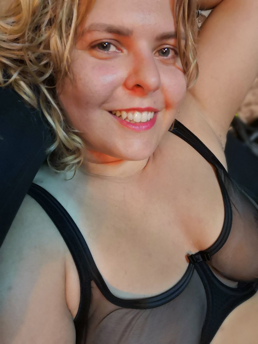LucreciaAdira's tweet photo. Today's match was 10:1
nice cardio ππ₯πͺ
#submissionwrestling #kickassbbw #femdom #czechamazon https://t.co/7t5WjTilmI