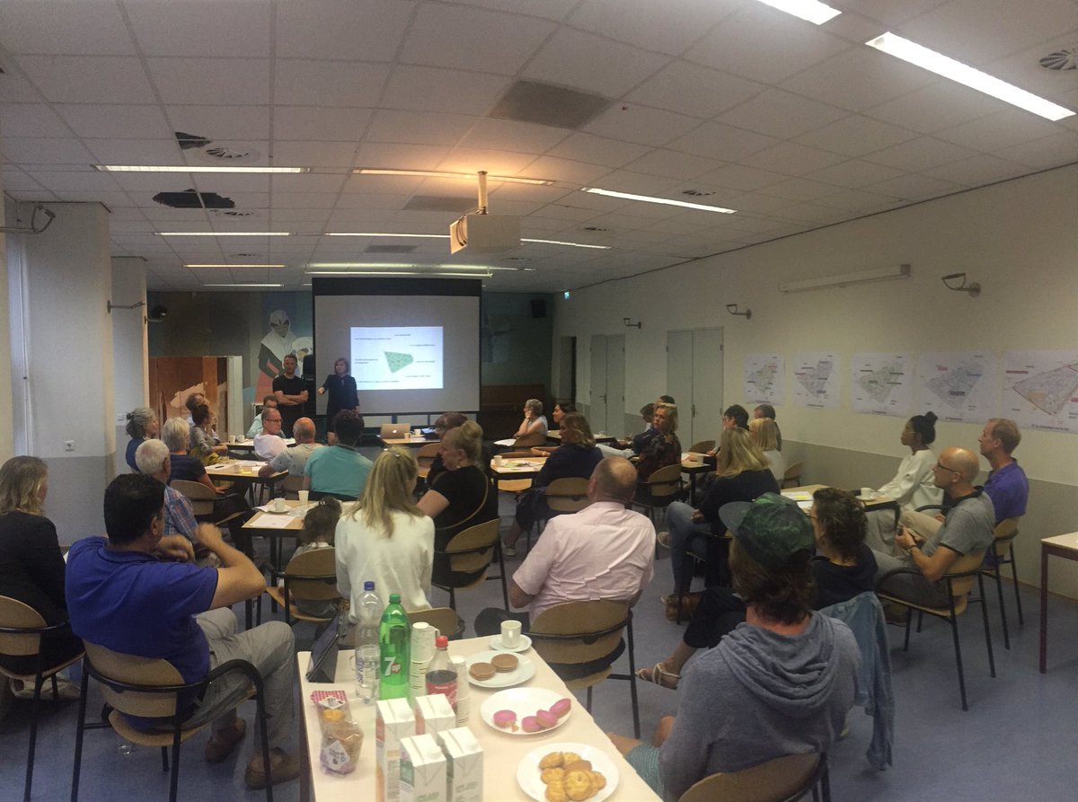 Hoogkwartier's tweet photo. Volop discussie, en delen van ervaringen en wensen tijdens de eerste bijeenkomst van het Stadslab Hoogkwartier in het Wijkgebouw aan het Achterklooster #hoogkwartier #stadsmakers #pionieren #rotterdam https://t.co/B0qzFgSB0H