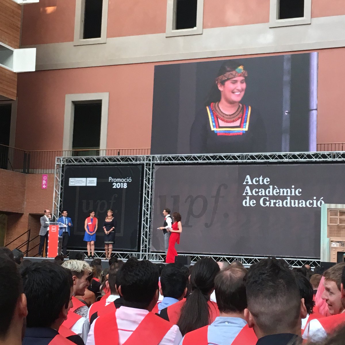 lluisgjulia's tweet image. Maravillosa @gabrielandazuri85 mostrando como la ropa también es comunicación política, en la graduación del @mastercompolin de la @bsm_upf con @andrea_agusto @toniaira y @cpontsorribes #compolin #compol