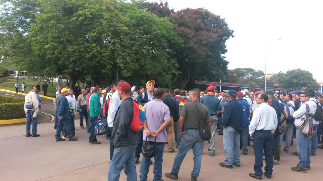 Watcher_Ven's tweet photo. #9Jul 2:20 pm / Venalum: continúa el paro por hambre. Trabajadores tomaron el Edif Corporativo. No hay transporte para personal del turno 3. El Pdte del sindicato chavista Pedro Perales NO apoya la protesta / #Guayana https://t.co/qvQHx3wLah