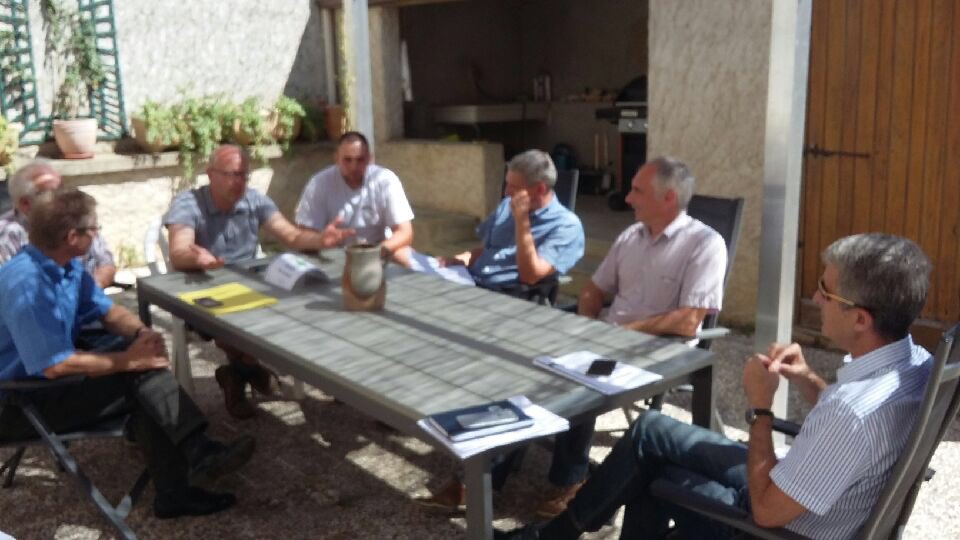 Prefet89's tweet photo. [#Agriculture] Patrice Latron,@Prefet89 s’est rendu chez un exploitant céréalier de #Quenne (Auxerrois) à l’occasion des #moissons #Yonne https://t.co/yD3blsf4u4