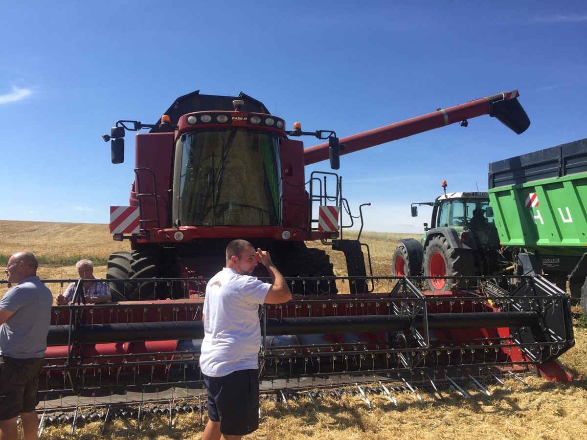 Prefet89's tweet photo. [#Agriculture] Patrice Latron,@Prefet89 s’est rendu chez un exploitant céréalier de #Quenne (Auxerrois) à l’occasion des #moissons #Yonne https://t.co/yD3blsf4u4