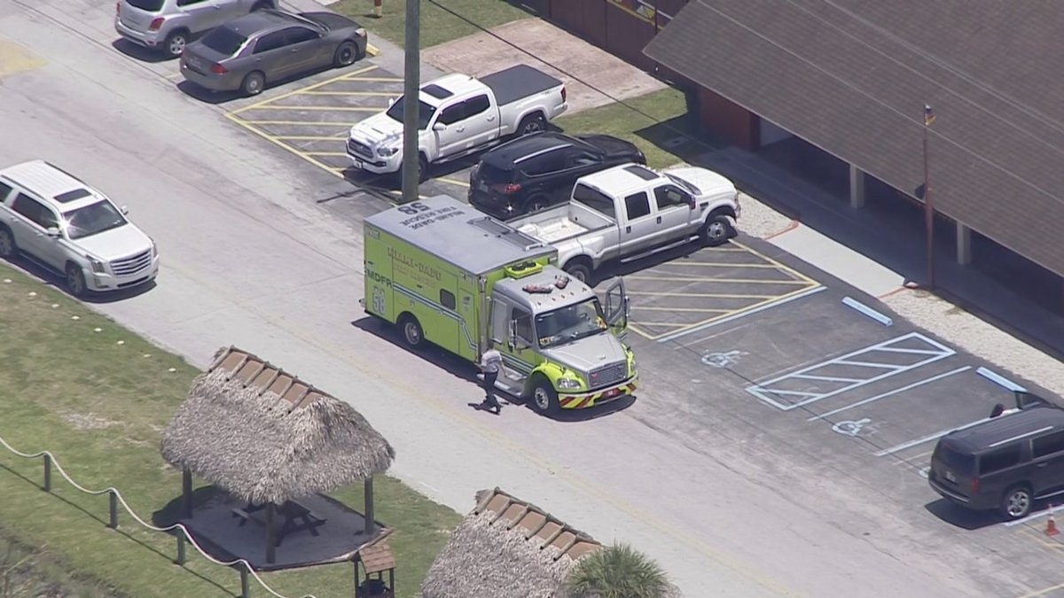 #BREAKING Alligator handler bitten by gator at Miccosukee Indian Village bit.ly/2u4OngW?utm_so… https://t.co/WGKwQyEQta