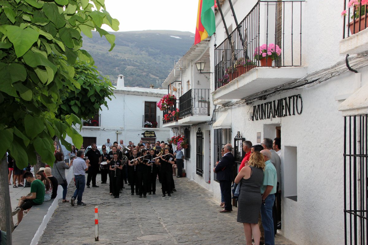 Proclamación de Bubión como Uno de los Pueblos Más Bonitos de España

La Banda inunda de música las calles del municipio alpujarreño, entre terraos, chimeneas y tinaos. La gente espera entusiasmada en la plaza

<a href="/LosPueblosmbe/">Pueblos más bonitos</a> 
#BubiónSlow
#AlpujarraDestinoTurístcio
#Cittaslow