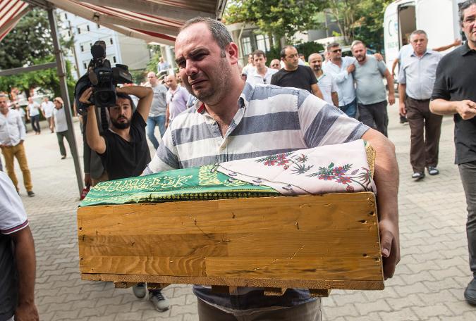 ErcanYenigul's tweet image. &quot;Kötü kader diye birşey yoktur;
 21. yüzyıl vardır ve bu yüzyıl
bir kelebeği bile intihar ettirebilir!&quot;

J.Saramago

#BizYastayız