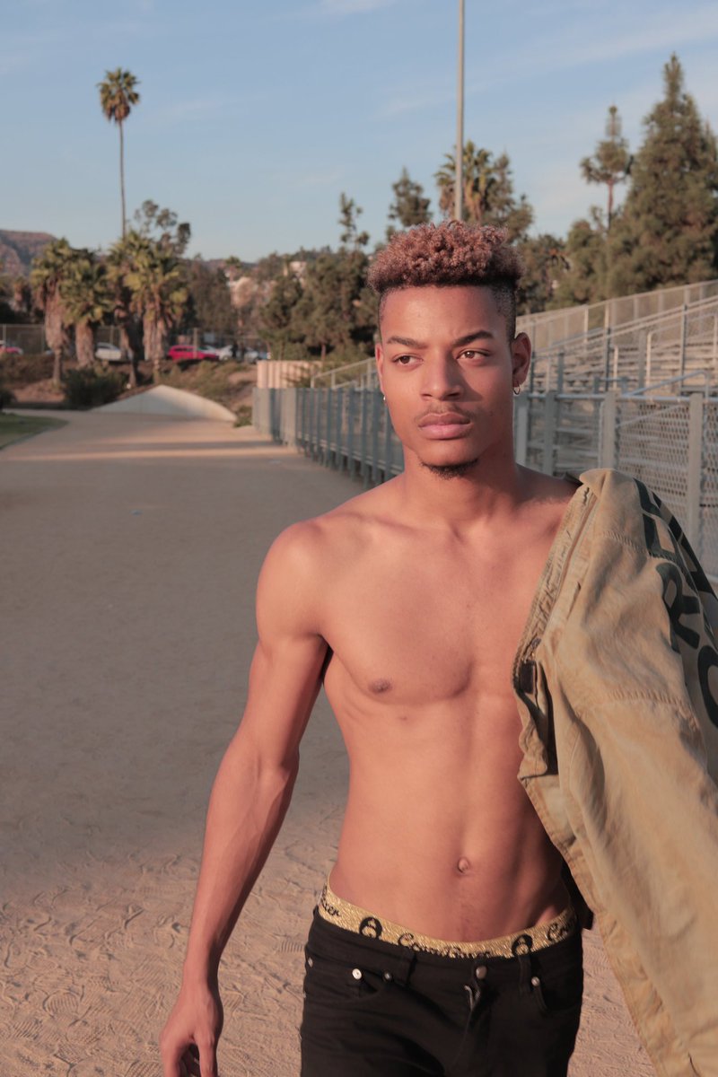 KJcali2's tweet photo. Rule1: Life is real. Fear is a CHOICE
#blondhairdontcare
#Beyonce
#thewalkofchoice
#FirstTweet
#skinfromthegods
#cool
#BlackMan
#modelingindustry https://t.co/QFclEd1I0V