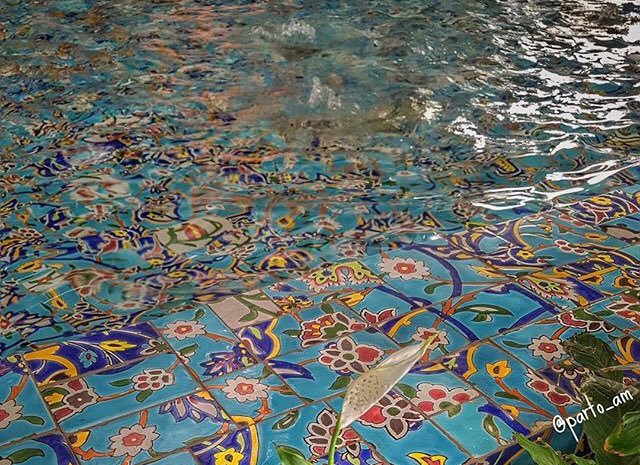 Iran_Style's tweet photo. Chilling by the relaxing fountain sprinkling on the #tranquil blue #Persian ceramics at #MehroMah, #Qom, #IRAN. Via #PartoAm #art #IranArt https://t.co/CL7ScjZKHi