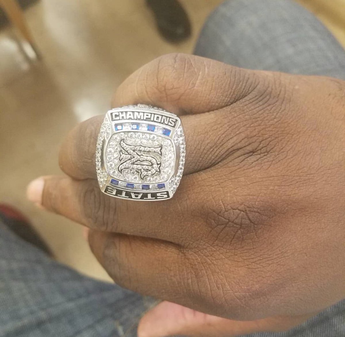 T_Mines5's tweet image. Huge congrats go out to my John Marshall @JayemMarshall and Team Loaded @teamloadedaau fam on their state championship and rings! Well deserved! @TEAMLOADED17U @CoachBigHouse @Chosen2give @JohnMarshall_22 @Theonlytae3 #LoadedFam