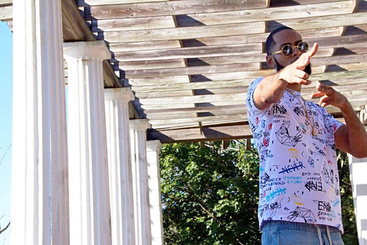 TheMusalini's tweet photo. By The Water With Ya Bishhh Eating Shrimps D'usse Sips Looking Rich Off The Wrist! Summer Fly Is Available On Every Platforms 💽🔥
Shot By @sham__hov 
#summerfly 
#nyc 
#washheights https://t.co/GUELSDWqLQ