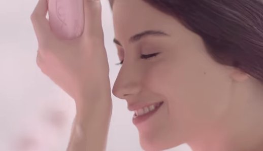 andru_mbt's tweet photo. Que belleza de mujer, Hazal en la publicidad del jabón LUX Soft Touch🌸🌸🌸

#HazalKaya #LuxSoftTouch https://t.co/QHqWGhUy1w