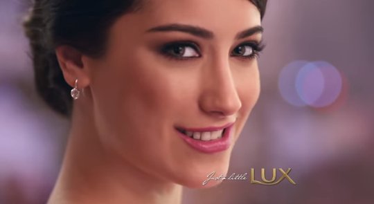 andru_mbt's tweet photo. Que belleza de mujer, Hazal en la publicidad del jabón LUX Soft Touch🌸🌸🌸

#HazalKaya #LuxSoftTouch https://t.co/QHqWGhUy1w