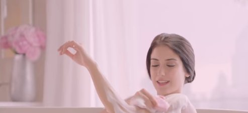 andru_mbt's tweet photo. Que belleza de mujer, Hazal en la publicidad del jabón LUX Soft Touch🌸🌸🌸

#HazalKaya #LuxSoftTouch https://t.co/QHqWGhUy1w