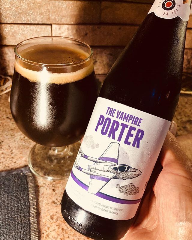 DaveStarley's tweet photo. A #madmonday ? Not after this #mondaymotivation #robust #vampireporter from @red_sky_brew
This #beaut, deep brown, foamy headed, #porter with its organically rich chocolaty & coffee nose and flavour certainly sorted out the #blues!
@leagueofbeers @tasti⦠https://t.co/mx3eXObDgP https://t.co/ncH9gpUos3