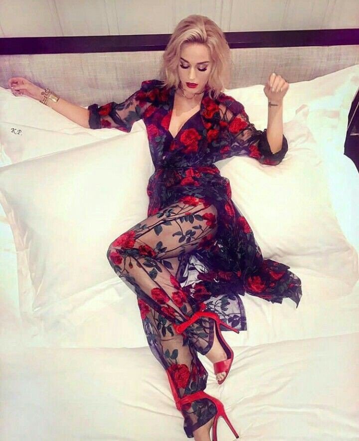 fingerprintxs's tweet photo. A verdade é que Katy Perry estava linda demais na after party do Brit Awards 10000/10 https://t.co/KLEO1SGPGa