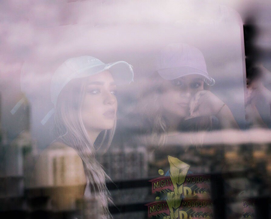 razeofficial's tweet photo. ¿Quién te pone "mal de la cabeza"? ¡Si son @calleypocheoffi 
quiénes te vuelven loquitx no te puedes perder este martes de #RazeLive ya que nos contarán todos los juicy details de #RazeBailaMiami. Don't miss out! https://t.co/XnsL7HbsML | 7PM MX 🇲🇽  | 8pm MIA 🇺🇸 | 9PM BA 🇦🇷 https://t.co/VkOWHT43GO
