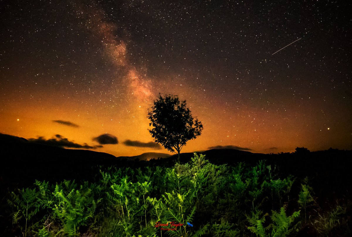 ItsYourWales's tweet photo. Dean catches the milkyway and the shooting star on the Beacons - courtesy @welshthunder https://t.co/6acylyQ2LD