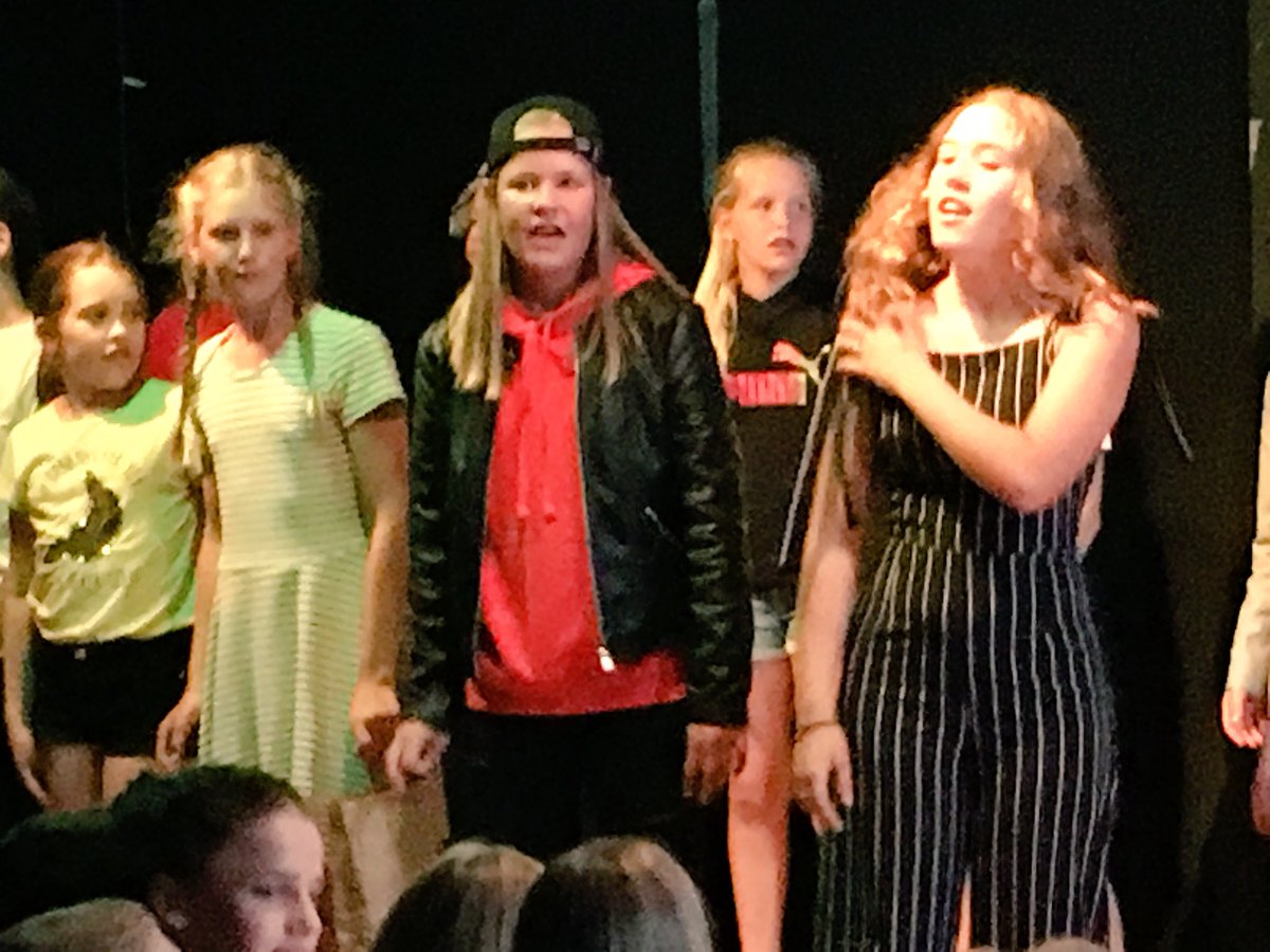 KorfBouwFreak's tweet photo. Kleine meisjes worden groot. Afscheid van de basisschool, de musical, een dikke punt. Weet niet of ze dat nu al beseft. Het was leuk, mooi en vooral gemeend en warm. Dank juf Lindsey van basisschool #DeTerp. https://t.co/m4R5eVAzhY