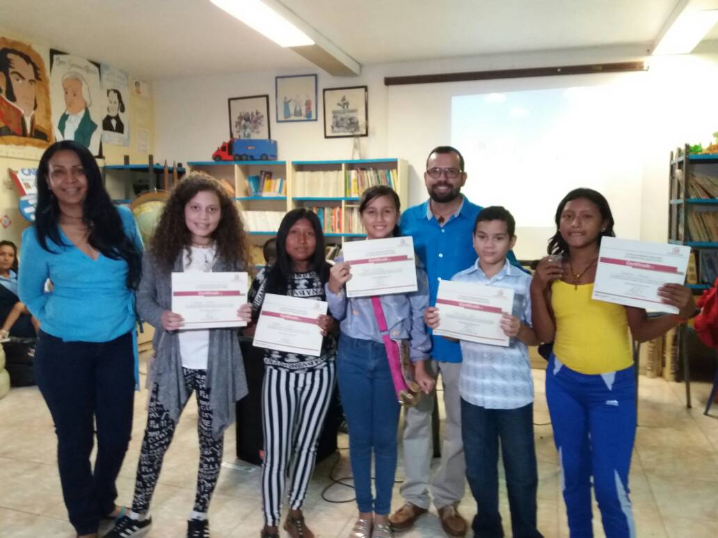 Ferrominera_CVG's tweet photo. Niñas y niños de la UEC Diego de Ordaz 1 finalizaron el taller infantil "Cine a Todo Tren" tras presentar el proyecto audiovisual ¿Dónde está el agua?. La actividad promueve el desarrollo integral y creativo de los ferromineritos @NicolasMaduro #BonosProtectoresAlPueblo https://t.co/ECBJ049fIr