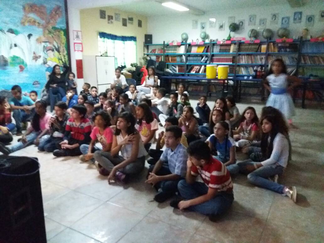 Ferrominera_CVG's tweet photo. Niñas y niños de la UEC Diego de Ordaz 1 finalizaron el taller infantil "Cine a Todo Tren" tras presentar el proyecto audiovisual ¿Dónde está el agua?. La actividad promueve el desarrollo integral y creativo de los ferromineritos @NicolasMaduro #BonosProtectoresAlPueblo https://t.co/ECBJ049fIr