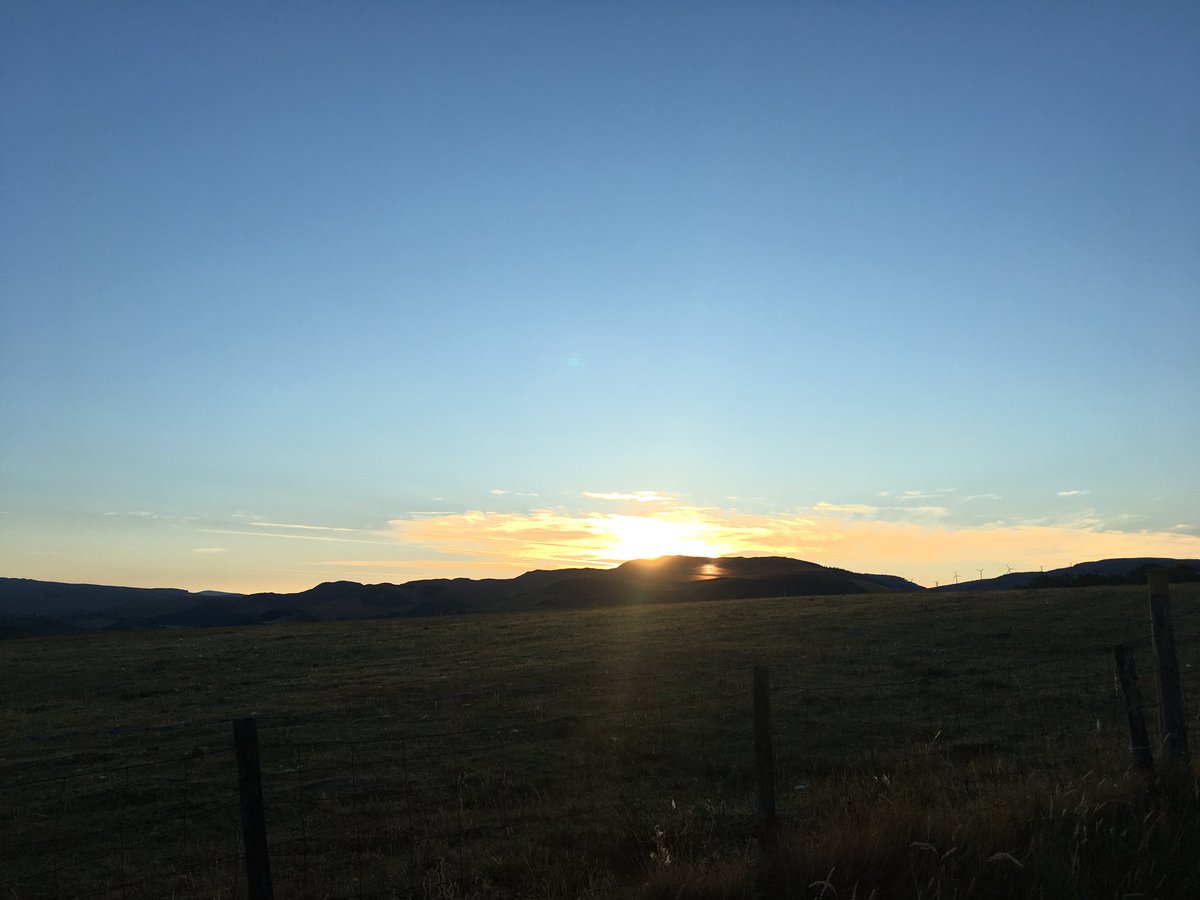 Advance_Milking's tweet photo. To WORK with the dairy cows you’ve got to WAKE with the dairy cows! Sunrise in #WestWales on this morning’s #MilkingTimeTest #morninghasbroken #TeamDairy https://t.co/dP9taVYpre