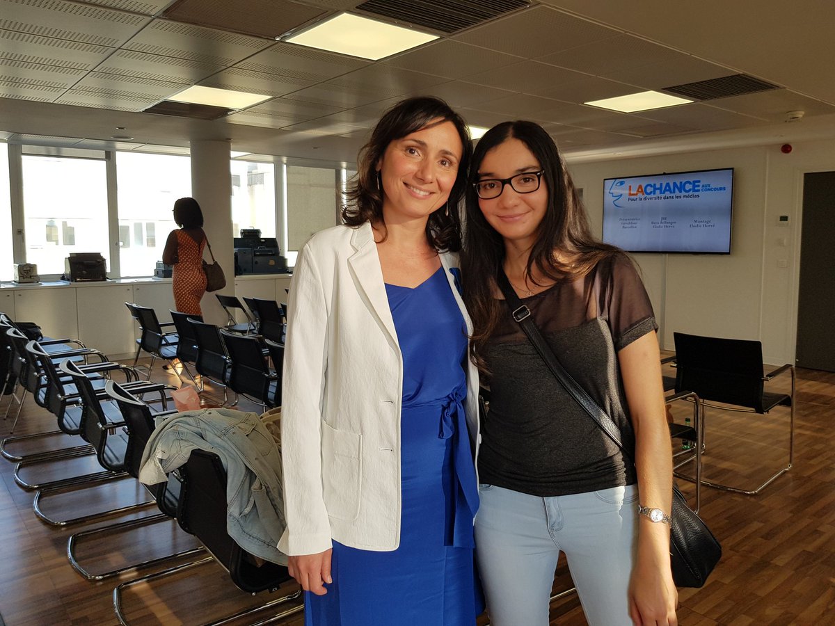 Nassima_OUAIL's tweet photo. Félicitations à Baya Bellanger fondatrice de la @ChanceOconcours qui a reçu ce soir à l'@afpfr l'ordre national du mérite. Une ancienne de @VilledeBagneux 😊 Bravo ! 👏 On espère encore bien plus de diversitéS dans les médias ! 😉 (poke @AffejeeH @csaudiovisuel) #YesWeCAC https://t.co/DfvLsWLt2F