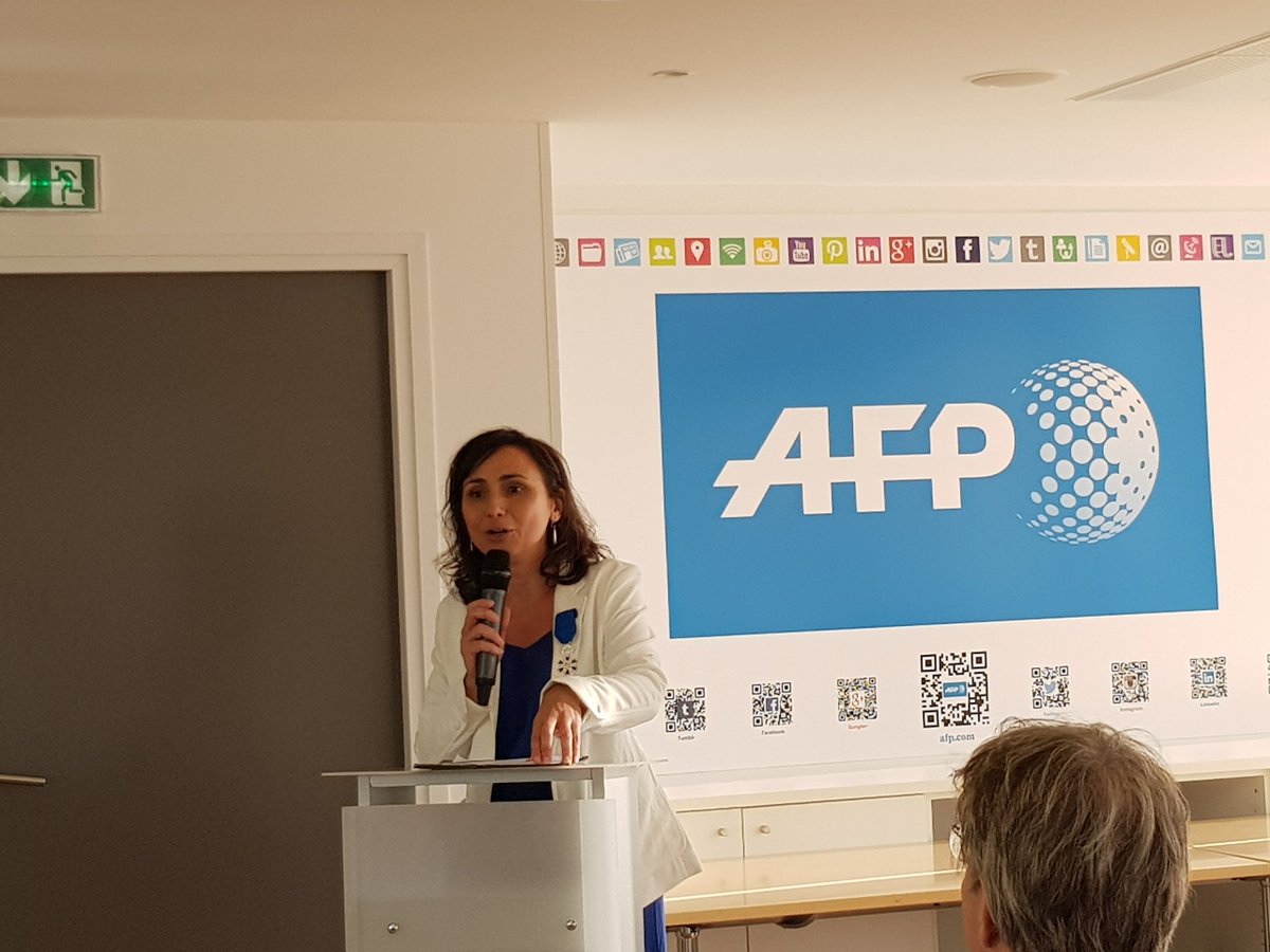 Nassima_OUAIL's tweet photo. Félicitations à Baya Bellanger fondatrice de la @ChanceOconcours qui a reçu ce soir à l'@afpfr l'ordre national du mérite. Une ancienne de @VilledeBagneux 😊 Bravo ! 👏 On espère encore bien plus de diversitéS dans les médias ! 😉 (poke @AffejeeH @csaudiovisuel) #YesWeCAC https://t.co/DfvLsWLt2F