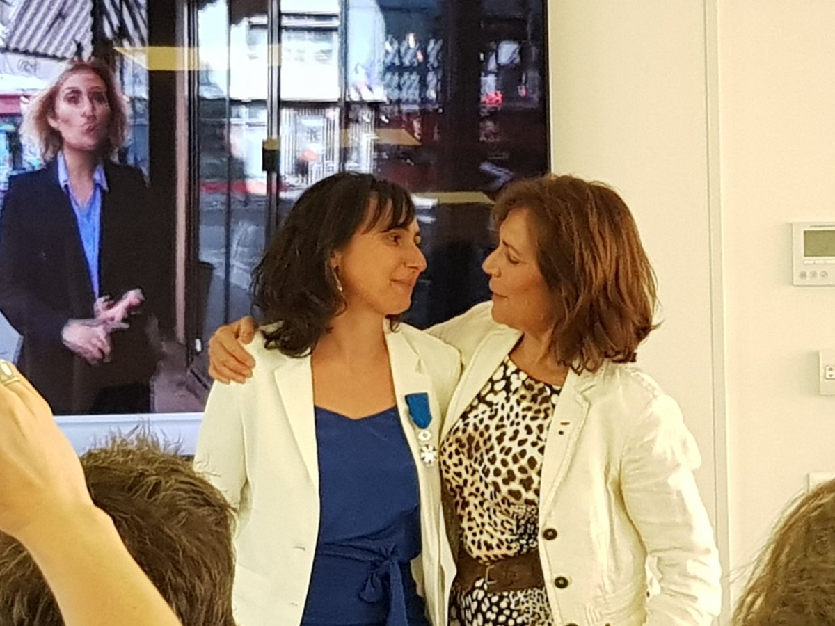 Nassima_OUAIL's tweet photo. Félicitations à Baya Bellanger fondatrice de la @ChanceOconcours qui a reçu ce soir à l'@afpfr l'ordre national du mérite. Une ancienne de @VilledeBagneux 😊 Bravo ! 👏 On espère encore bien plus de diversitéS dans les médias ! 😉 (poke @AffejeeH @csaudiovisuel) #YesWeCAC https://t.co/DfvLsWLt2F