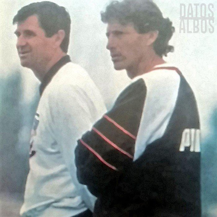 DatosAlbos's tweet photo. [1992] Los técnicos Mirko Jozic y José Pekerman durante un entrenamiento de #ColoColo. https://t.co/SH3gAn4OdT