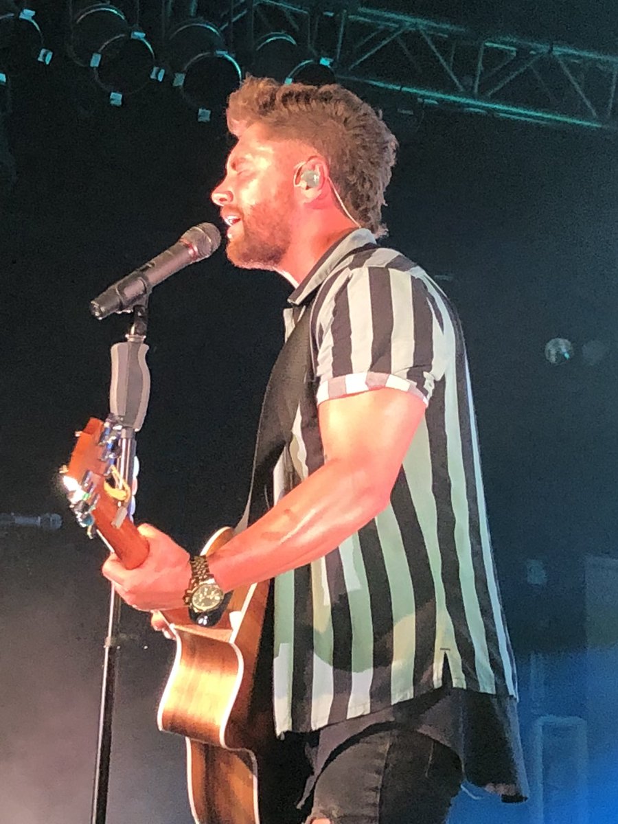 lrose24x's tweet photo. So for the past week all I’ve really been doing is bragging to everyone in my life about how we met @iamchrislane  &amp; how he pulled Arielle on stage for her Bach weekend. #deweyBeach #theBESTweekendEVER https://t.co/UCF87PJERg